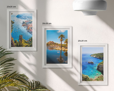 Tríptico enmarcado Vistas al mar con palmeras y agua azul.