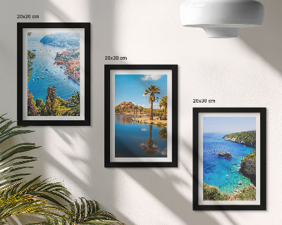 Tríptico enmarcado Vistas al mar con palmeras y agua azul.