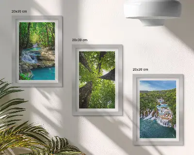 Tríptico enmarcado paisaje de cascadas en un bosque verde con agua cristalina