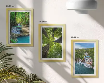 Tríptico enmarcado paisaje de cascadas en un bosque verde con agua cristalina