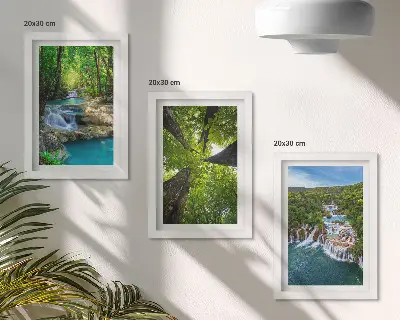 Tríptico enmarcado paisaje de cascadas en un bosque verde con agua cristalina