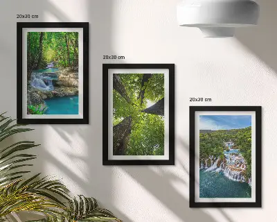 Tríptico enmarcado paisaje de cascadas en un bosque verde con agua cristalina