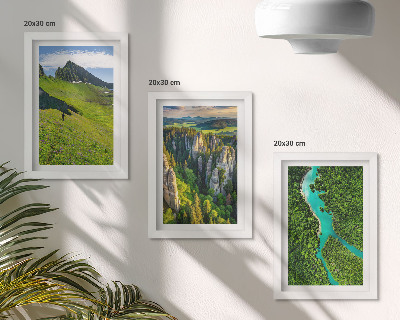 Juego de 3 cuadros decorativos Paisajes verdes de montaña con un río y rocas.