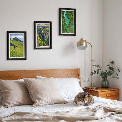 Juego de 3 cuadros decorativos Paisajes verdes de montaña con un río y rocas.