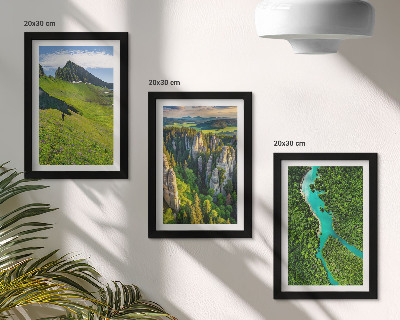 Juego de 3 cuadros decorativos Paisajes verdes de montaña con un río y rocas.
