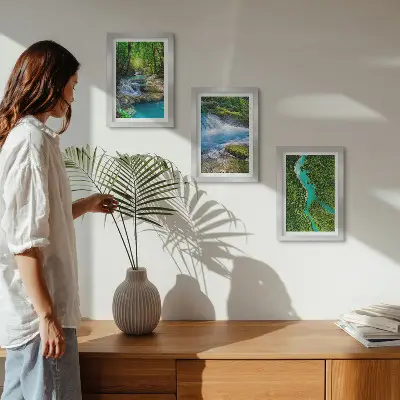 Tríptico enmarcado que muestra paisajes de bosques verdes y aguas cristalinas