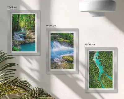 Tríptico enmarcado que muestra paisajes de bosques verdes y aguas cristalinas