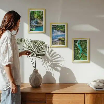 Tríptico enmarcado que muestra paisajes de bosques verdes y aguas cristalinas