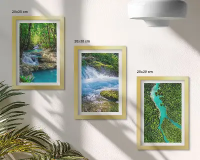 Tríptico enmarcado que muestra paisajes de bosques verdes y aguas cristalinas