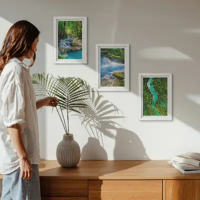 Tríptico enmarcado que muestra paisajes de bosques verdes y aguas cristalinas