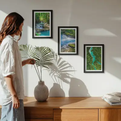 Tríptico enmarcado que muestra paisajes de bosques verdes y aguas cristalinas