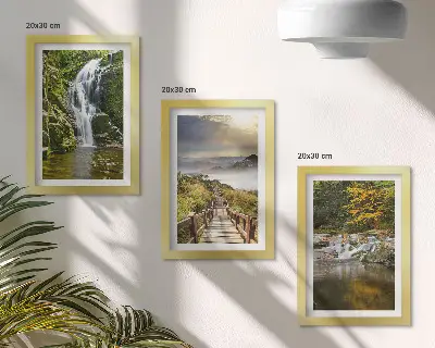 Tríptico enmarcado paisaje de cascadas, montañas, senderos entre nubes y vistas otoñales