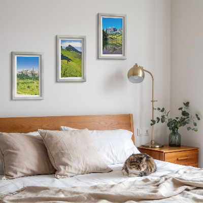Juego de 3 cuadros decorativos Colinas verdes con un castillo y paisajes montañosos.