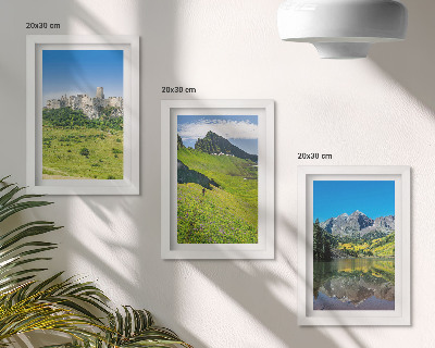 Juego de 3 cuadros decorativos Colinas verdes con un castillo y paisajes montañosos.
