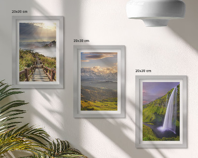 Tríptico enmarcado Paisajes montañosos pintorescos con una cascada y un sendero.