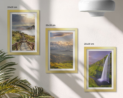 Tríptico enmarcado Paisajes montañosos pintorescos con una cascada y un sendero.