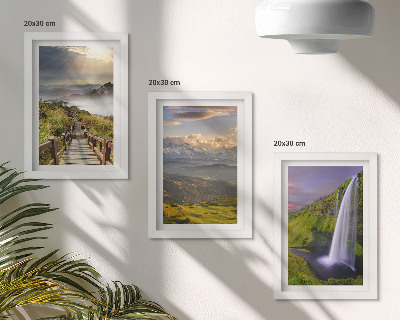 Tríptico enmarcado Paisajes montañosos pintorescos con una cascada y un sendero.