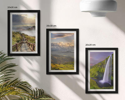 Tríptico enmarcado Paisajes montañosos pintorescos con una cascada y un sendero.