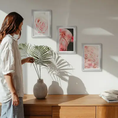 Tríptico enmarcado con diseño de rosas pastel y flamencos en tonos delicados