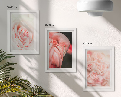 Tríptico enmarcado Rosas pastel y flamencos en tonos delicados.