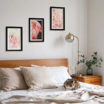 Tríptico enmarcado con diseño de rosas pastel y flamencos en tonos delicados