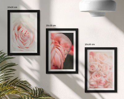 Tríptico enmarcado Rosas pastel y flamencos en tonos delicados.