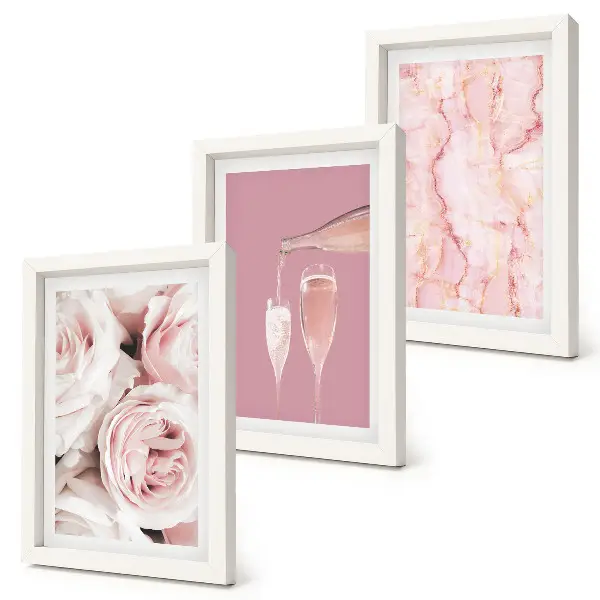 Tríptico enmarcado con rosas color champán sobre fondo de mármol en tonos pastel