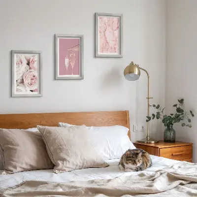 Tríptico enmarcado con rosas color champán sobre fondo de mármol en tonos pastel