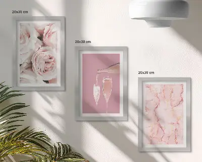 Tríptico enmarcado con rosas color champán sobre fondo de mármol en tonos pastel