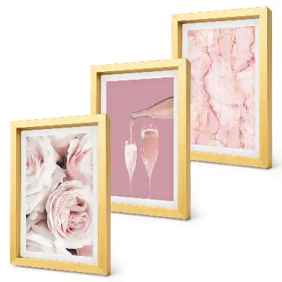 Tríptico enmarcado con rosas color champán sobre fondo de mármol en tonos pastel