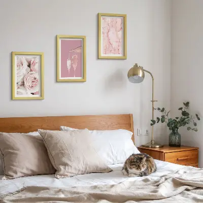 Tríptico enmarcado con rosas color champán sobre fondo de mármol en tonos pastel