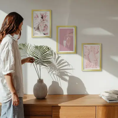 Tríptico enmarcado con rosas color champán sobre fondo de mármol en tonos pastel