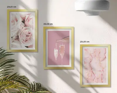 Tríptico enmarcado con rosas color champán sobre fondo de mármol en tonos pastel