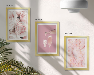 Tríptico enmarcado Rosas color champán y un fondo de mármol en tonos pastel.