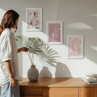 Tríptico enmarcado con rosas color champán sobre fondo de mármol en tonos pastel