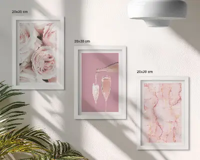 Tríptico enmarcado con rosas color champán sobre fondo de mármol en tonos pastel