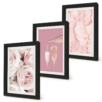 Tríptico enmarcado con rosas color champán sobre fondo de mármol en tonos pastel