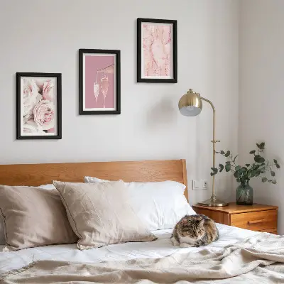 Tríptico enmarcado con rosas color champán sobre fondo de mármol en tonos pastel