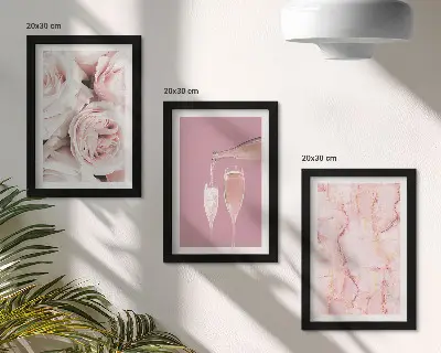 Tríptico enmarcado con rosas color champán sobre fondo de mármol en tonos pastel