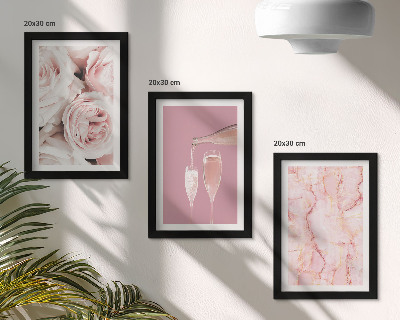 Tríptico enmarcado Rosas color champán y un fondo de mármol en tonos pastel.