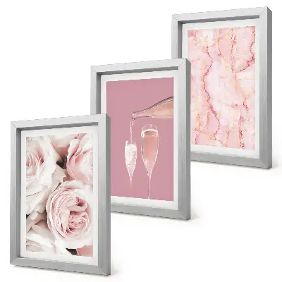 Tríptico enmarcado con rosas color champán sobre fondo de mármol en tonos pastel