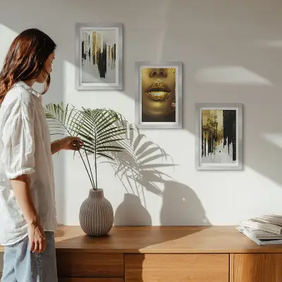 Tríptico de pintura abstracta y retrato de una mujer enmarcado