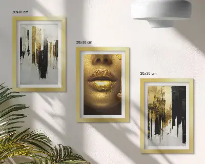 Tríptico de pintura abstracta y retrato de una mujer enmarcado