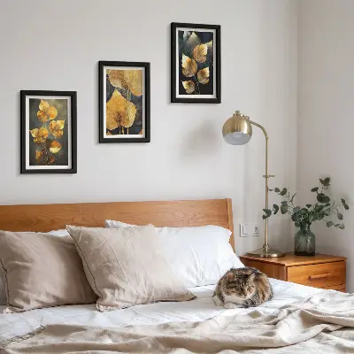 Juego de 3 cuadros decorativos con diseño de hojas en tonos amarillos sobre fondo oscuro