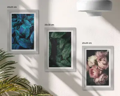 Tríptico enmarcado con diseño de hojas y flores de diversos colores