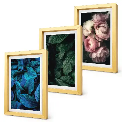 Tríptico enmarcado con diseño de hojas y flores de diversos colores