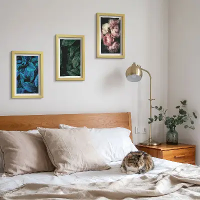 Tríptico enmarcado con diseño de hojas y flores de diversos colores