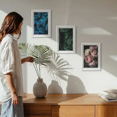Tríptico enmarcado con diseño de hojas y flores de diversos colores