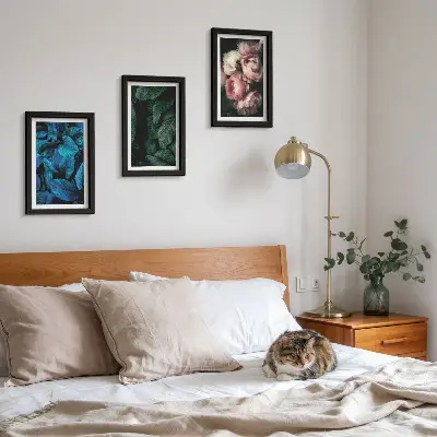 Tríptico enmarcado con diseño de hojas y flores de diversos colores