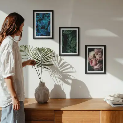 Tríptico enmarcado con diseño de hojas y flores de diversos colores